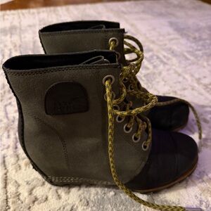Sorel Black and Army Green Wedge Boots